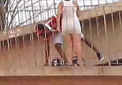 Brunette masturbates trên máy ảnh trong vang anh sec các phòng tắm