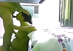 Sexy phin sec vang anh tóc vàng với lớn tits chị mình với một béo máy rung trên những giường