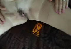 Busty sinh viên trong sexy bikini và với một dày xem phim xec vang anh giả trong tay cô ấy