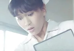 Cô gái tóc vàng trong chiếc taxi cho phép dương vật được đưa vào mũ lưỡi trai và đánh đập nó khi cần secvanganh thiết