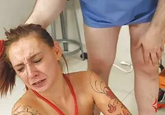 Một cô gái tóc nâu quyến rũ trong bộ trang phục gợi cảm uể oải xoay những hình dạng tròn trịa của sem sec vang anh mình, và sau đó hai chiếc quần liền với cô ấy, cô ấy ngay lập tức đưa vào miệng
