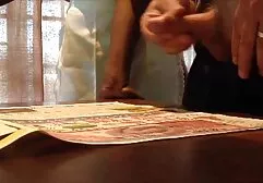 Hai người đầy đặn với cặp mông lớn làm quen với quan hệ tình dục qua đường hậu môn nhóm. Các cô gái đứng với căn sec vanh anh bệnh ung thư và đang chờ đợi được vuốt ve bằng dương vật, vì các lỗ đã được phát triển bằng ngón tay