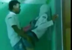 Da phimxec vang anh nâu cô gái hút nhỏ trắng vòi nước