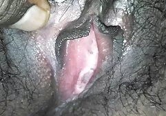 Em bé trầm ngâm và sec vang ang thích thú trong quán cà phê, cô ấy thậm chí không ngại địt nhau trên phố