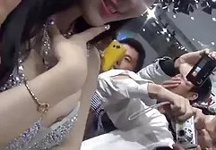 Sexy chó cái xem phim sec hoang thuy linh Dasha được fucked trên một canapé doggy phong cách