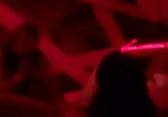 Brunette trong một màu phim sec hoang vàng blouse lượt với cô ấy tuyệt vời lớn tự nhiên tits