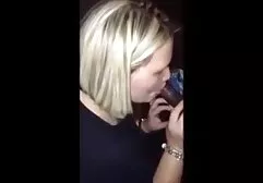Gỗ mun chó cái với anh sec vang anh lớn tits fucks trong âm đạo và hút vòi nước