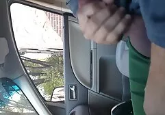 Hai chàng trai và phim sec vang một cô gái trên cầu thang