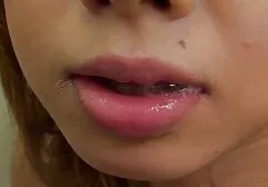 Cô gái nhỏ muốn thư giãn và đến với anh hàng xóm khoe rằng anh ta đã hoàn thành khóa học massage. Anh chàng tất nhiên là nói dối, nhưng anh ta anh sec vang anh thực sự thích được xoa bóp cơ thể với dầu