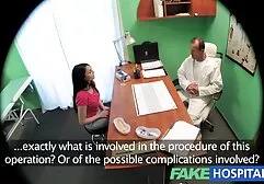 Trước mỗi chuyến đi, gái điếm chuẩn bị cho cuộc gặp gỡ với khách, gái bán dâm này mặc trang phục đặc biệt, tô môi, phim sec nhật ký vàng anh vẽ mắt rồi đến gặp khách.