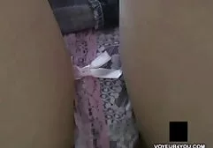 Tóc vàng nhỏ bé được kéo đúng cách bởi hai chàng trai pim xec vang anh