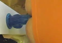 Anh chàng cởi bỏ một cô gái trẻ nhật bản và fuck với một secvanganh máy rung