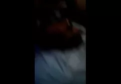 Brunette phin sec hoang thuy linh với khổng lồ tits masturbates ngoài trời