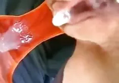 Thay vì làm việc, một gã đàn ông tóc đỏ nhat ky vang anh sec