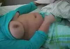 Em sec nhat ki vang anh bé cởi quần lót của cô ấy ra và đặt cô ấy hậu môn cho chết tiệt