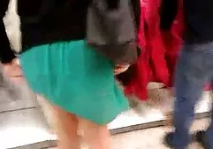 Brunette chị mình với sec vanganh một dildo dưới các cây