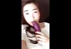 Con chó cái đang tổ chức một cuộc thi, ai sẽ hoàn thành nhanh phin sec vang anh hơn, cô gái tóc vàng khỏi liếm hay những kẻ bú?