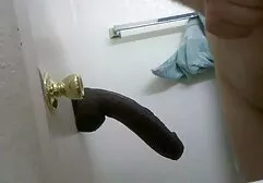 Cameron sec vanh anh Dee giật tắt một sừng vòi nước